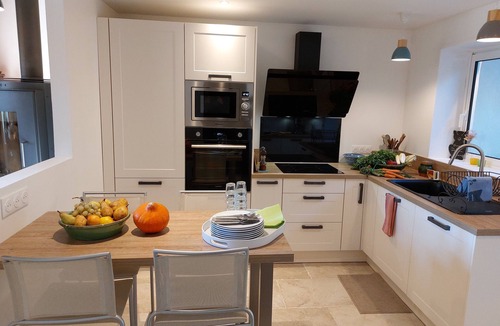 Mimet House | Gîte Alexandre, house with swimming pool on wooded grounds, close to amenities.