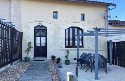 Chatenet Cottage | Gîte Blanc 4★ : Peaceful rural haven with lovely country views 🌿🏡