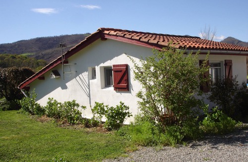Osses Cottage | Gîte, Charm and calm for this independent gite ideal for hikers;