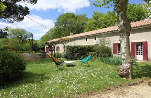 Salignac House | Gite DU Domaine DE Laubertrie