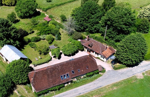 Benayes Cottage | Gîte du Puy Raynaud 3-5 pers. large property with garden, swimming pool and ponds