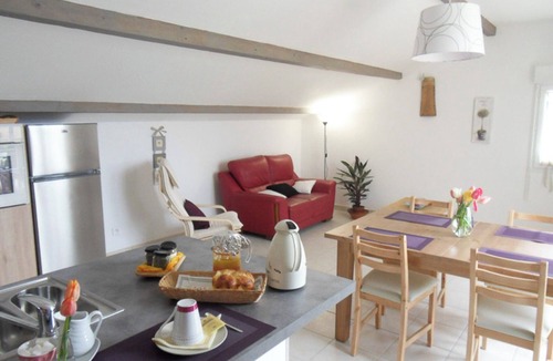 Greoux-les-Bains House | Gîte 'Fleur De Thym' with Shared Pool, Communal Terrace and Air Conditioning