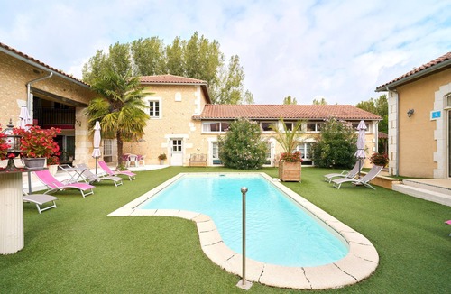 Saint-Sulpice-de-Roumagnac House | Gîte 'Le Pigeonnier' with shared pool, private terrace and Wi-Fi