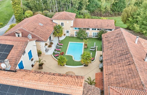 Saint-Sulpice-de-Roumagnac House | Gîte 'Le Pigeonnier' with shared pool, private terrace and Wi-Fi