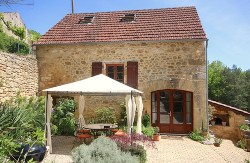 Castels et Bezenac Cottage | Gite & Heated Pool, WiFi, Stunning South-facing Views Of Dordogne Valley