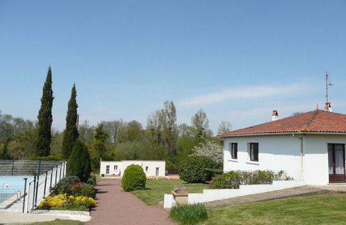 Cravans House | GITE IN LOVELY GROUNDS WITH SWIMMING POOL