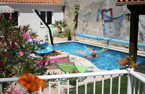 Saintes House | Gîte laccalmie17 2-star holiday rental with swimming pool 2 Km from town center