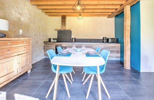 Chassaignes House | 'Gîte Le Pigeonnier' with Shared Pool, Wi-Fi and Air Conditioning