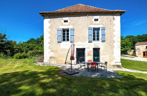 Chassaignes House | 'Gîte Les Chouettes' with Shared Pool, Private Terrace and Wi-Fi