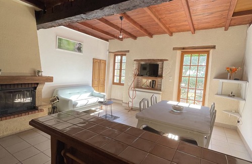 Riocaud Condo | Gîte les trois pierre situated in the middle of vineyards.