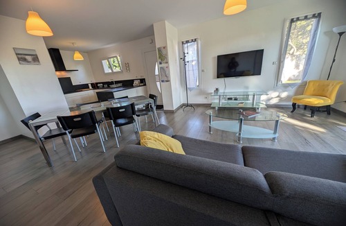 Cussac-Fort-Medoc House | Gîte with heated swimming pool View of vineyards