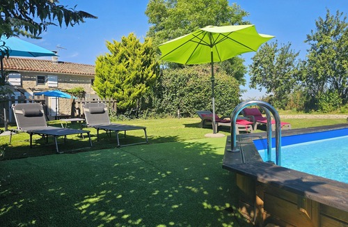 Genouille House | Gîte with heated swimming pool and boules pitch. Charm and serenity. Pets allowed