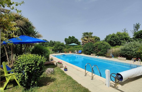 Semoussac House | Gite with pool, Garden Room near Estuary