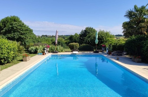 Semoussac House | Gite with pool, Garden Room near Estuary