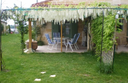 Vignonet House | Gîtes facing the Saint-Emilion river