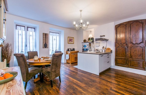 Bergerac Apartment | Glorious riverside town apartment with private garden overlooking La Dordogne .