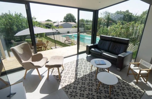 Quartier du Stade House | Grande Maison Pour 11 Personnes Avec Piscine, à 200m de la Plage !