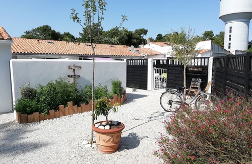 Rivedoux-Plage Cottage | Ground floor studio, calm of the pine forest, private patio, facing south, swimming pool