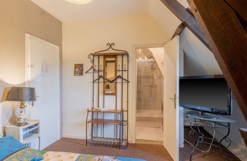 Saint-Amand-de-Vergt House | Guest House 'Chambre D'hôtes Magnolia' with Shared Pool, Shared Terrace and Wi-Fi