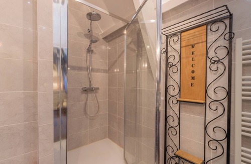 Saint-Amand-de-Vergt House | Guest House 'Chambre D'hôtes Magnolia' with Shared Pool, Shared Terrace and Wi-Fi