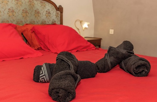 Saint-Amand-de-Vergt House | Guest House 'Chambre D'hôtes Coquelicot' with Shared Pool, Shared Terrace and Wi-Fi