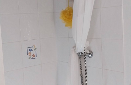 Saint-Andre-de-Cubzac Bed & Breakfast | Guest Room "La Lagune" with Shared Terrace, Private Garden and Wi-Fi