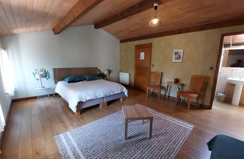 Saint-Romain-de-Benet Bed & Breakfast | Guest Room Les Capucines – Comfort and Authenticity in Saint-Romain-de-Benet