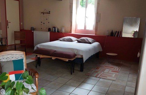 Saint-Romain-de-Benet Bed & Breakfast | Guest Room Les Capucines – Comfort and Authenticity in Saint-Romain-de-Benet