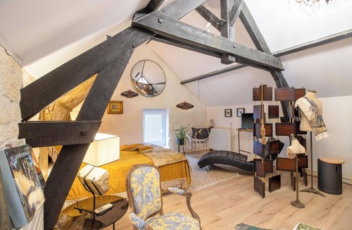 Sarlat-la-Caneda Bed & Breakfast | Guest Room 'Chambre Papillon' with Shared Pool, Wi-Fi and Air Conditioning