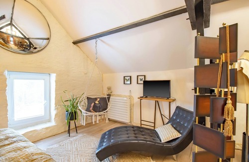 Sarlat-la-Caneda Bed & Breakfast | Guest Room 'Chambre Papillon' with Shared Pool, Wi-Fi and Air Conditioning