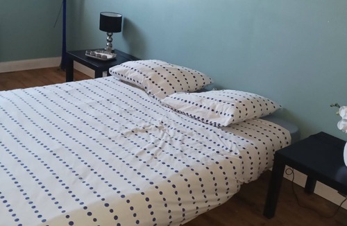 Chef-Boutonne Bed & Breakfast | Guest room for 1 to 2 people