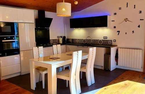 Saint-Vincent-de-Tyrosse Cottage | Guesthouse in wooded grounds