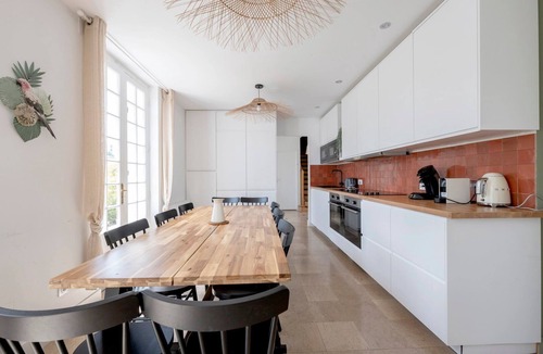 Talence House | GuestReady - Modern green home with private garden
