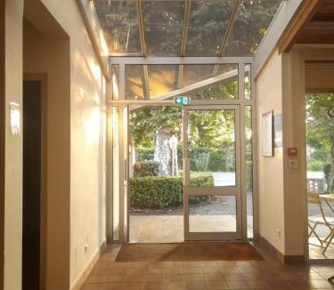 Etauliers Hotel | Hôtel Restaurant Platanes - KB HOTEL GROUP