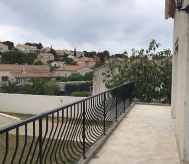 Carnoux-en-Provence Apartment | Haut de maison entièrement rénové avec garage