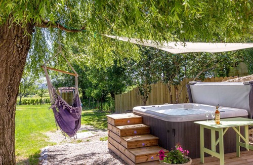 Monbazillac Villa | Heated pool, jacuzzi, vineyard views. Walk to restaurant, market, wine tasting