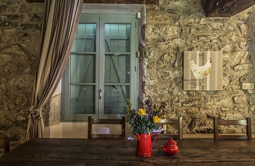 Magnac-Laval Cottage | High Capacity Farm cottages in a body