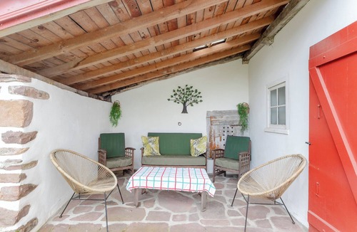 Saint-Etienne-de-Baigorry House | Holiday Home 'Etxaluzenea' with Mountain View, Private Terrace and Wi-Fi
