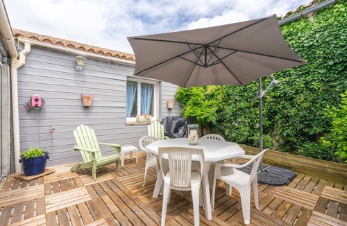 Marennes House | Holiday Home 'La Dame De Nage' with Private Terrace and Wi-Fi