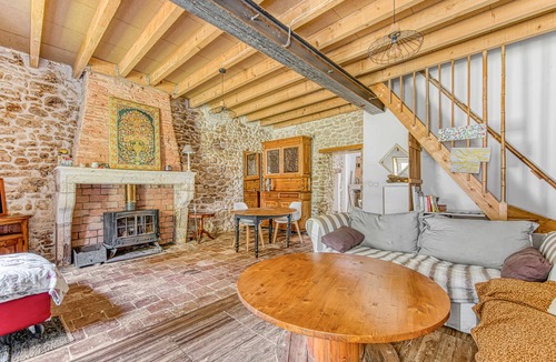 Saint-Germain-dEsteuil House | Holiday Home 'D'Amélie' with Shared Terrace, Shared Garden and Wi-Fi