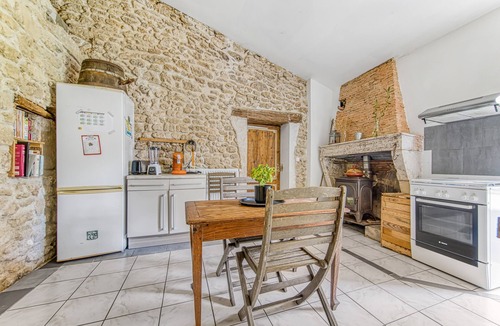 Saint-Germain-dEsteuil House | Holiday Home 'D'Amélie' with Shared Terrace, Shared Garden and Wi-Fi