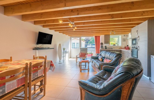 Montils House | Holiday Home 'Chèvrefeuille' with Shared Pool, Private Terrace and Wi-Fi