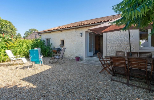 Montils House | Holiday Home 'Chèvrefeuille' with Shared Pool, Private Terrace and Wi-Fi