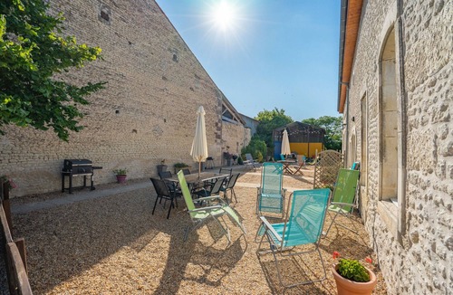 Saint-Seurin-de-Palenne House | Holiday Home 'Pâquerette' with Shared Pool, Private Terrace and Wi-Fi