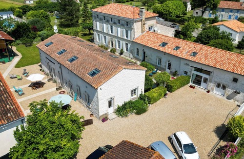 Saint-Seurin-de-Palenne House | Holiday Home 'Pâquerette' with Shared Pool, Private Terrace and Wi-Fi