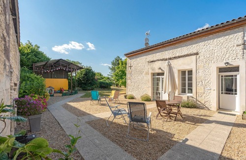 Saint-Seurin-de-Palenne House | Holiday Home 'Pervenche' with Shared Pool, Private Terrace and Wi-Fi