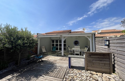 Saint-Trojan-les-Bains House | Holiday Home 'Location Chemin De Lannelongue' with Private Terrace and Private Garden