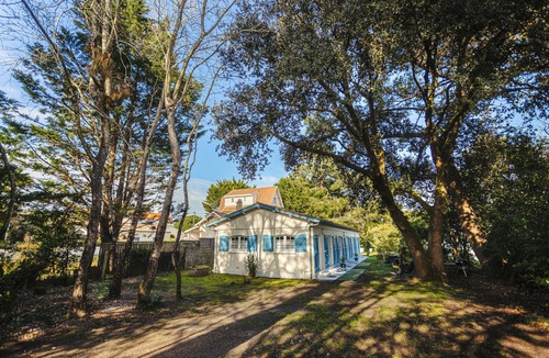 Saint-Trojan-les-Bains House | Holiday Home 'Longère Proche Plage Et Forêt 3' with Shared Terrace, Shared Garden and Wi-Fi