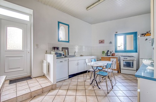 Mortagne-sur-Gironde House | Holiday Home 'Maison De Famille' with Private Terrace and Private Garden