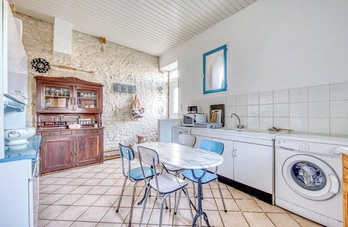 Mortagne-sur-Gironde House | Holiday Home 'Maison De Famille' with Private Terrace and Private Garden